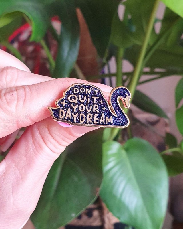Pin Forlad ikke din dagdrøm svane sort