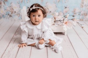 Weißes Babykleid für einen besonderen Anlass