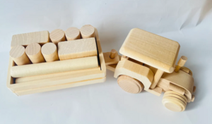Holztraktor mit Blöcken L 35 cm.