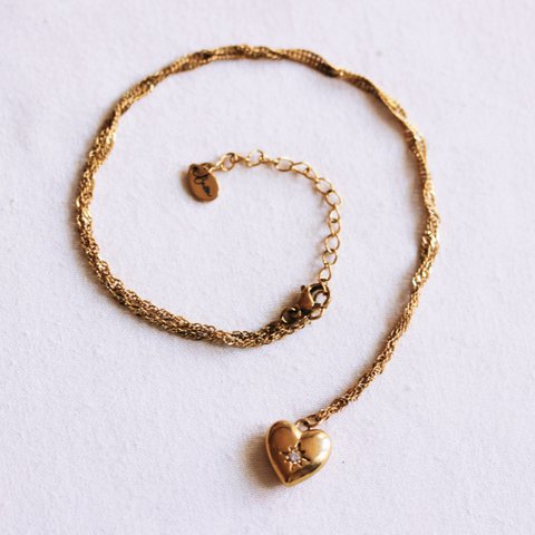 Fine twisted chain with a small heart and a crystal stone