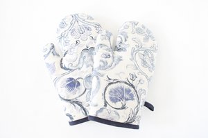 Delft blue oven gloves