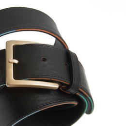 Herren hochwertiger schwarzer italienischer Ledergürtel. Wildleder -Farbdetail. "Montys charakteristischer Gürtel"