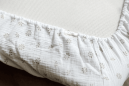 TISU crib sheet, Cream Daisy