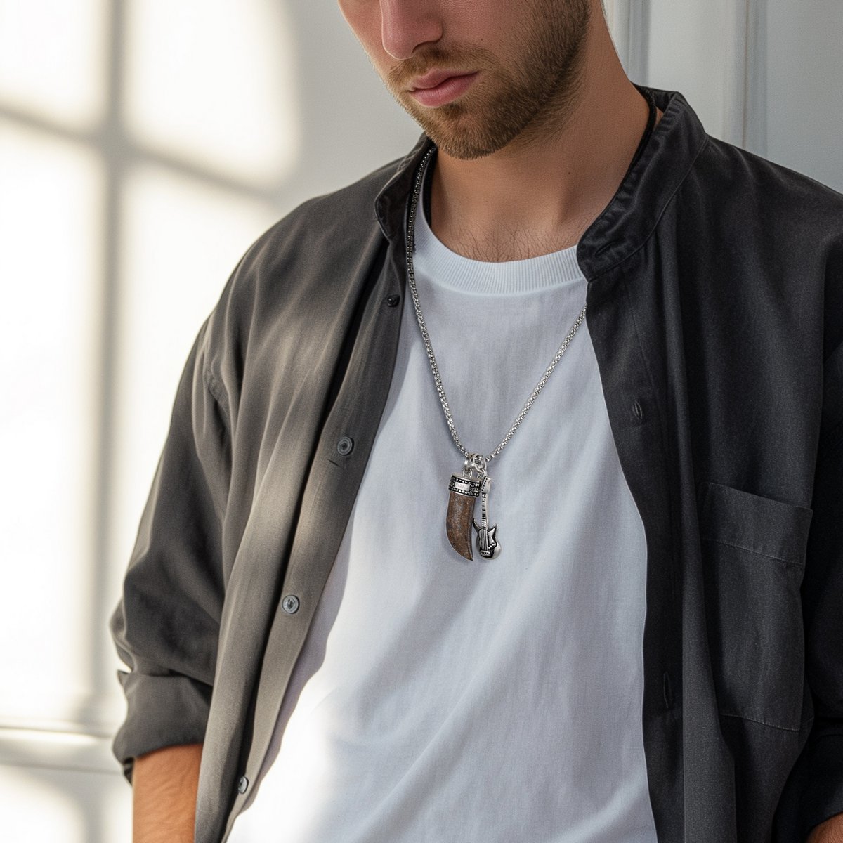 Collier à charme de guitare et corne