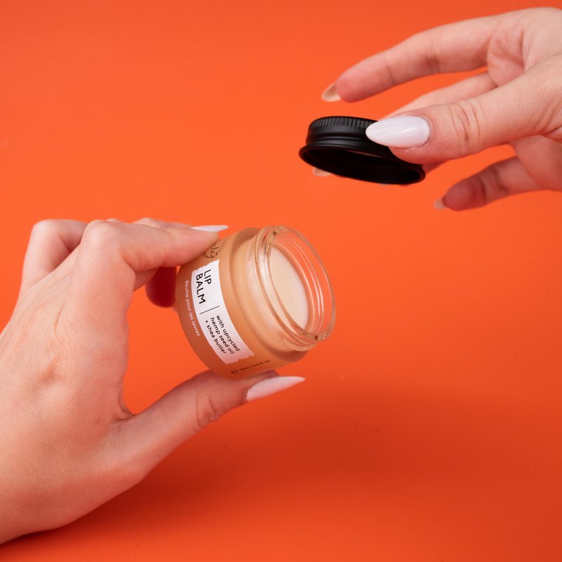 Lippenbalsam mit recyceltem Hanfsamenöl und Sheabutter