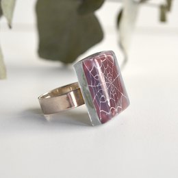 Einzigartiger Spinnennetzring, dunkelviolette Farbe, recyceltes Glas, verstellbare Größe