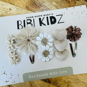 Set mit 22 Blumen-Haarspangen