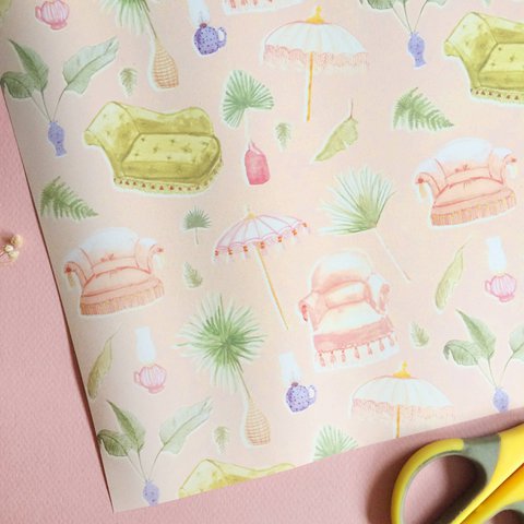 Rosa Geschenkverpackung | Vintage-Möbel und exotische Pflanzen