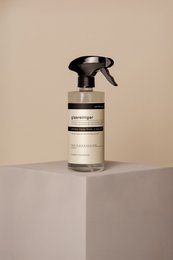 Glass cleaner, 500ml. Transparent glass bottle with black spray nozzle. Suitable for cleaning glass surfaces.