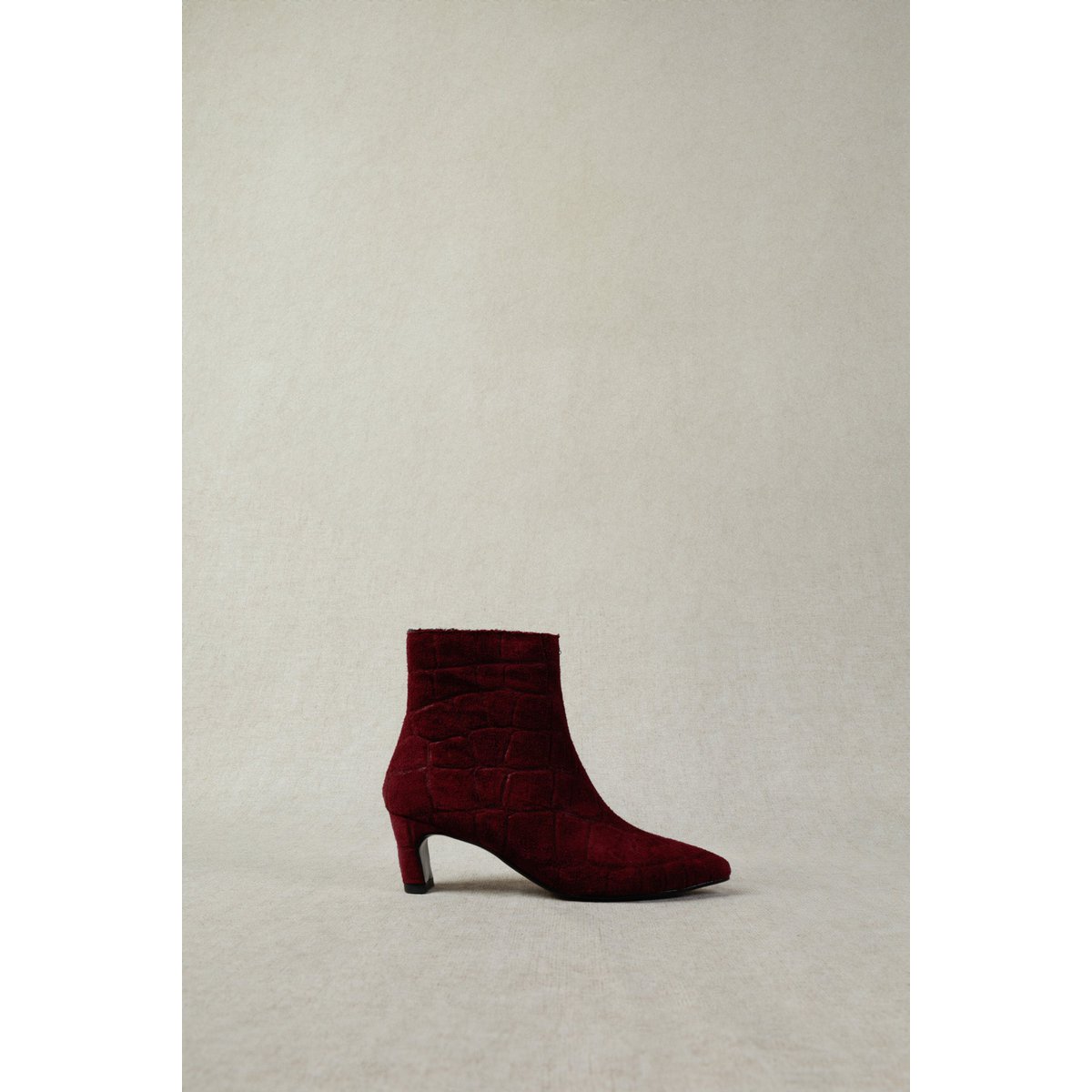 DINA BOURGUNDY CROCO SUEDE – Suède laarzen met hak in reliëf