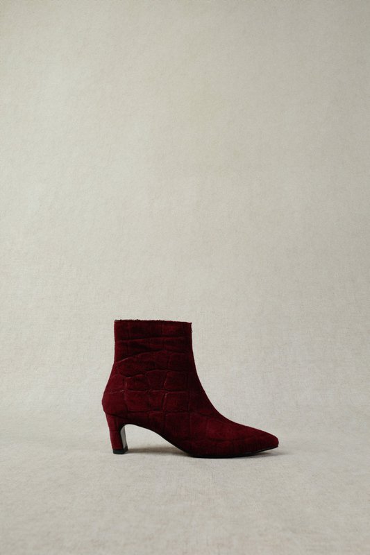 DINA BOURGUNDY CROCO SUEDE – Suède laarzen met hak in reliëf