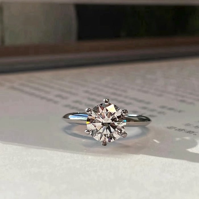 Anello solitario in moissanite a 6 artigli senza tempo