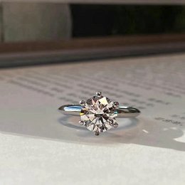 Anello solitario in moissanite a 6 artigli senza tempo