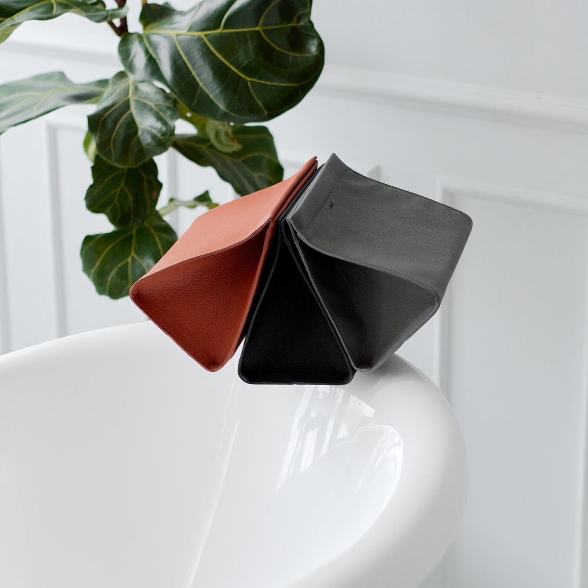 Borsa da toilette minimalista in pelle nera con sistema di chiusura magnetica