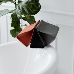 Trousse de toilette minimaliste en cuir noir avec système de fermeture magnétique