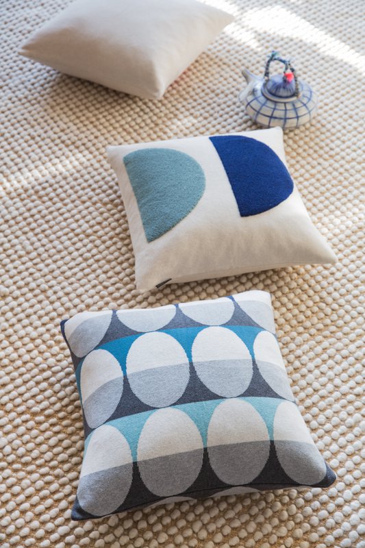 Mona Pillow Blue, haft igły z uderzeniem