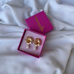 Orchidée - Flower Ear z 18 -karatową złotą rzeką Pearl