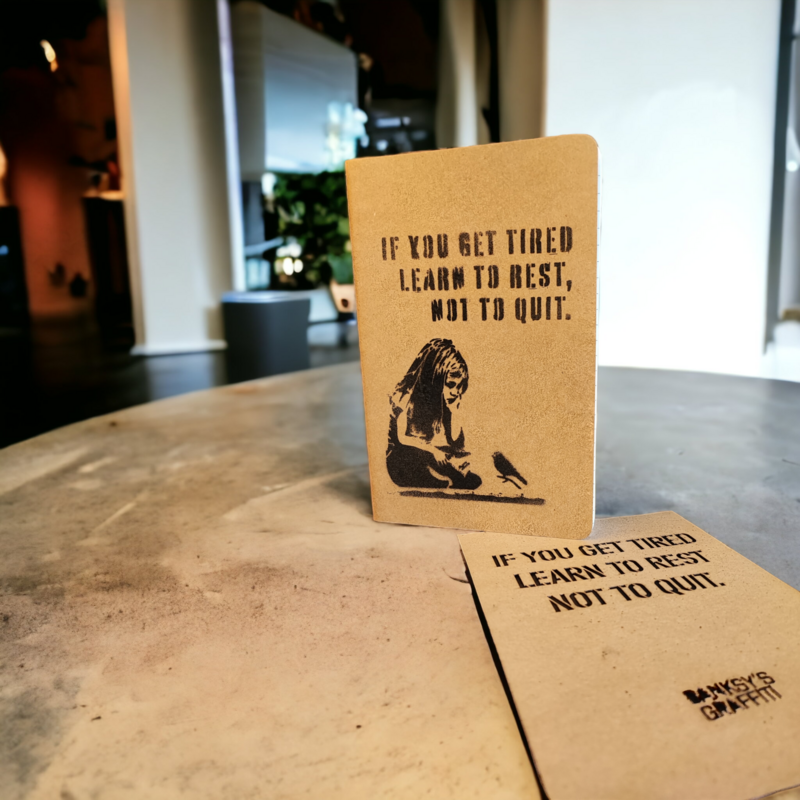 Banksy A5 Street Journal + Stencil - Impara a riposare