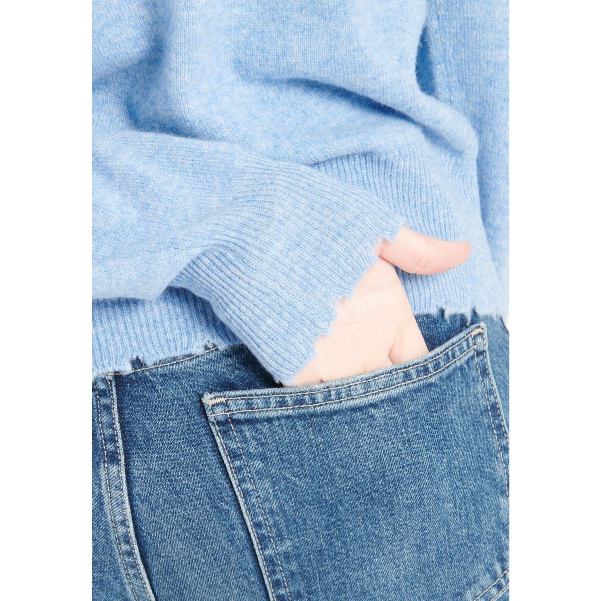 MIA 16 Sudadera con capucha de cachemir con acabados cincelados azul cielo
