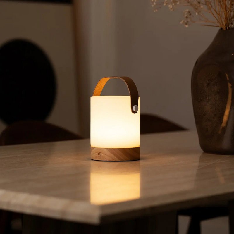 Avery lysebrun genopladelig træbordslampe
