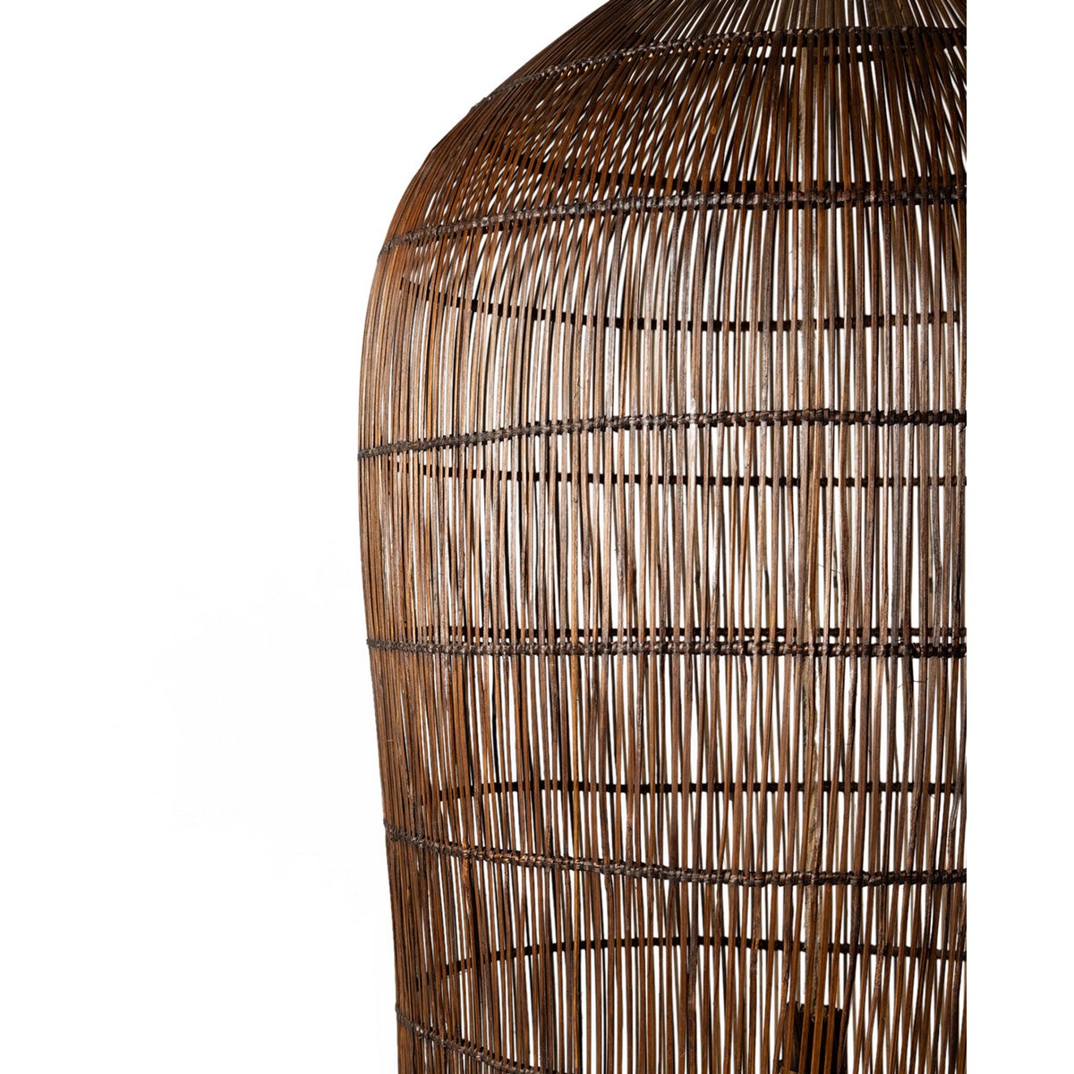 Kæmpe Kamboja C loftslampe i naturrattan med klokkeform, håndvævet med mørk finish, højde 115 cm diameter 58 cm, oprindelse Indonesien