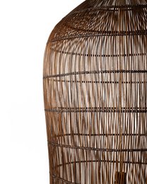 Lampada a sospensione gigante Kamboja C in rattan naturale a forma di campana, intrecciata a mano con finitura scura, altezza 115 cm diametro 58 cm, provenienza Indonesia