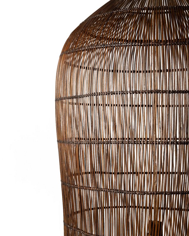 Lampada a sospensione gigante Kamboja C in rattan naturale a forma di campana, intrecciata a mano con finitura scura, altezza 115 cm diametro 58 cm, provenienza Indonesia