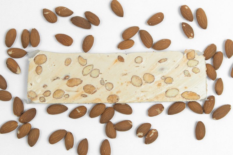 Honey and almond nougat (100g bar)