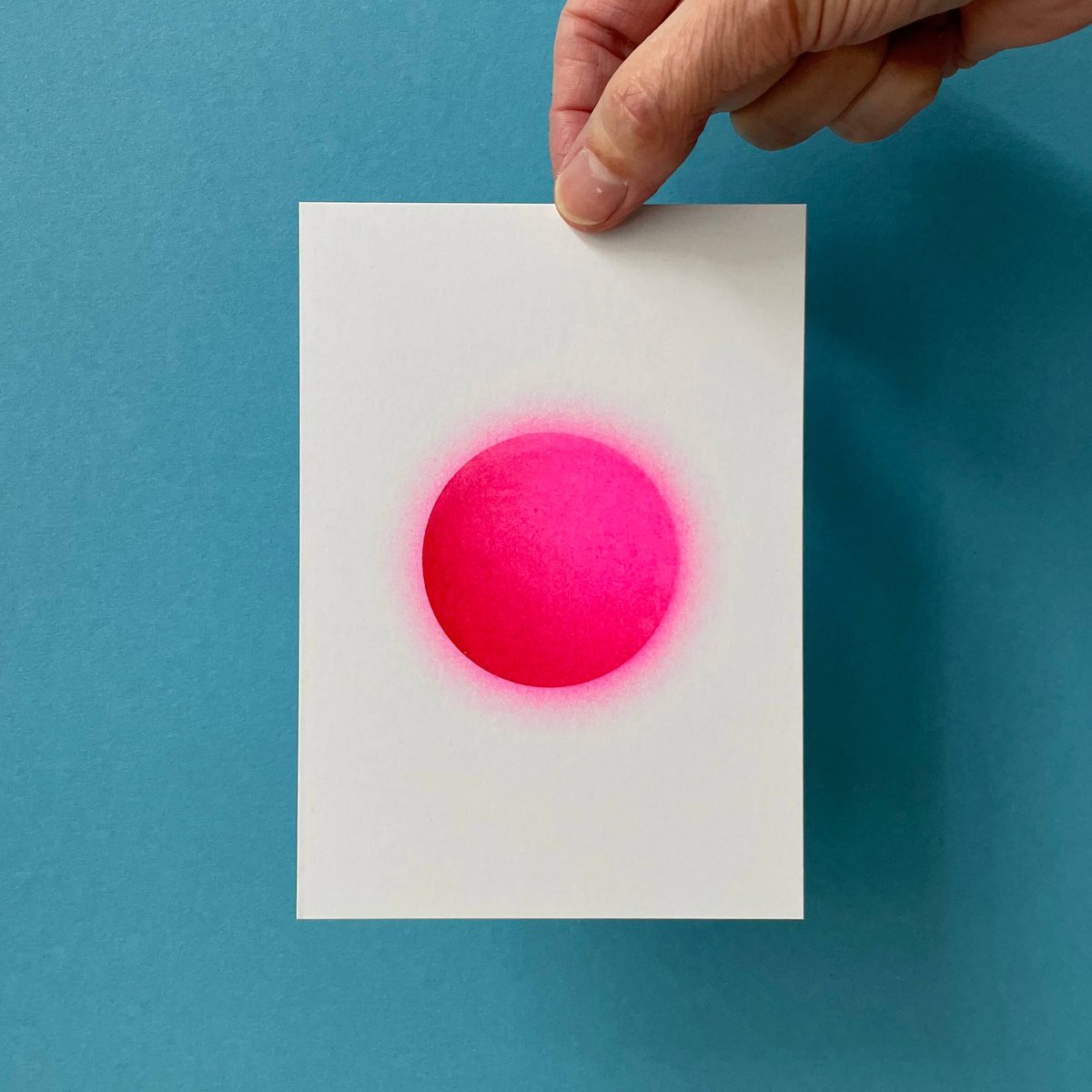 Riso postal Fuzzy Pink Planet, risografía, DIN A6