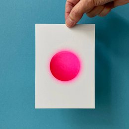 Riso postal Fuzzy Pink Planet, risografía, DIN A6
