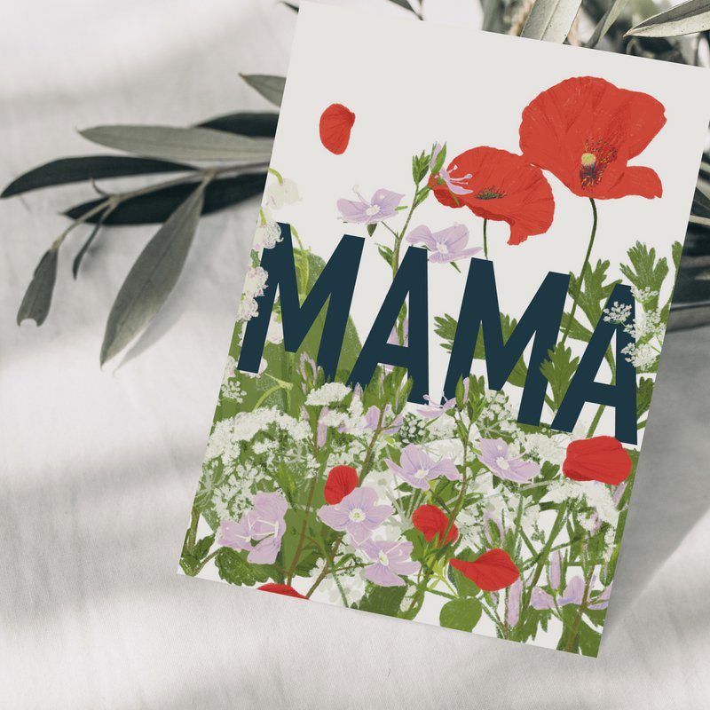 Tarjeta del día de la madre MAMA con flores silvestres rojas y moradas.