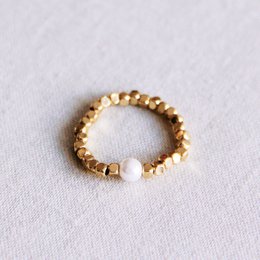 Elastisk ring med natursten - perle/guld
