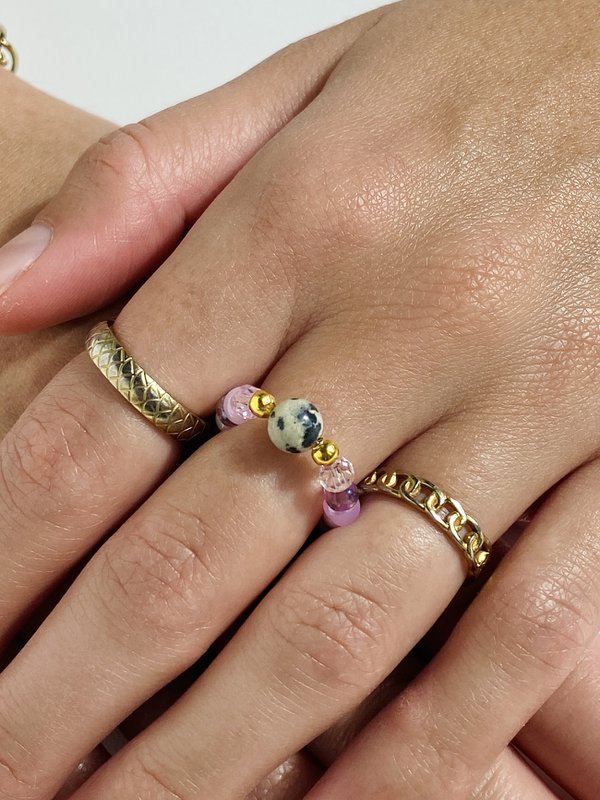 Ring med sten og glasperler