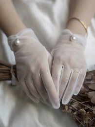Gants de mariée avec bordures en perles et dentelle