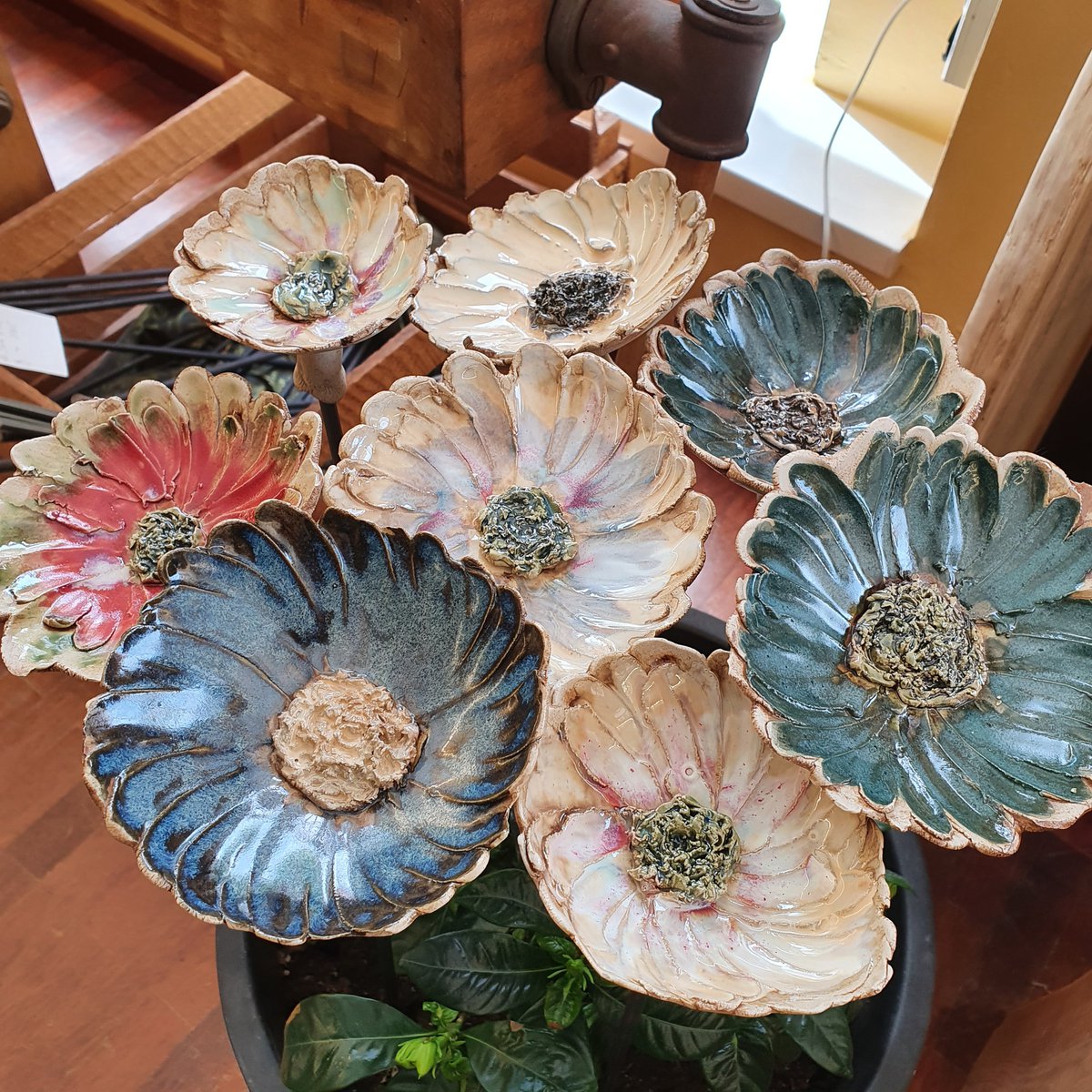 Blossom dream, D= 13 - 16 cm, blandede farver, havepæle, blomst, håndarbejde, keramik, unik, stentøj, gave, bryllup, fødselsdag