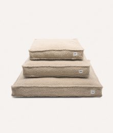 Hundeseng i beige fåreskind, Cuadra