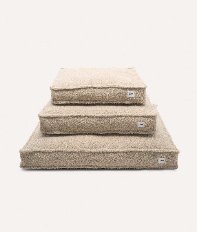 Hundeseng i beige fåreskind, Cuadra
