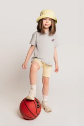 Camiseta hecha de algodón con bordados cardíacos