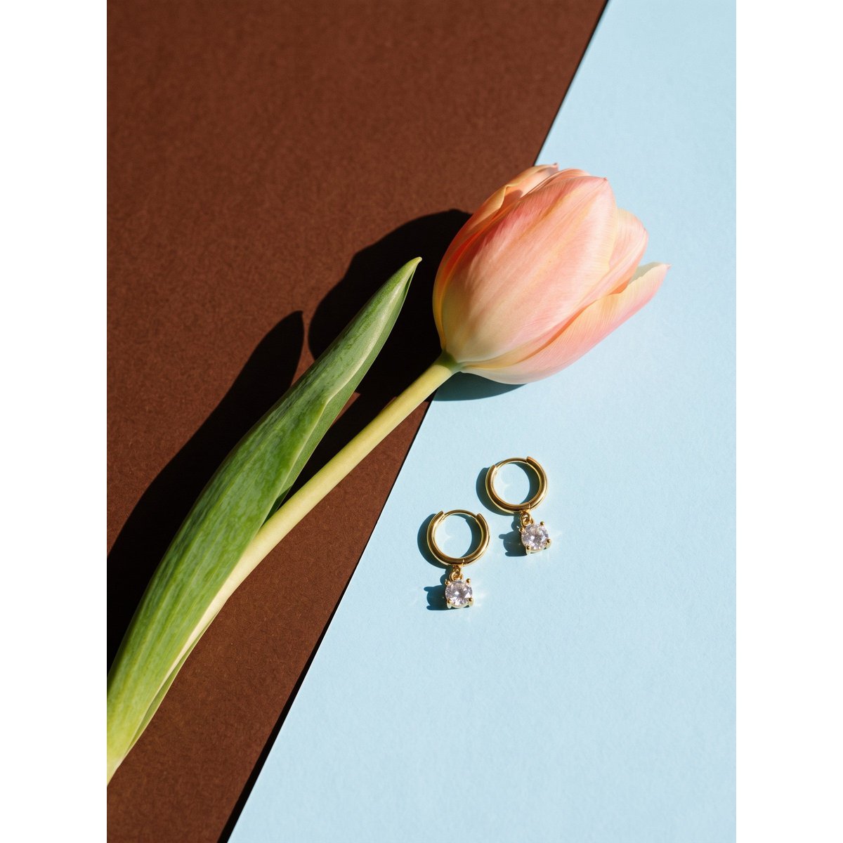 Cathie – Boucles d'Oreilles Huggie avec Pendentif Zircone – Plaqué Or