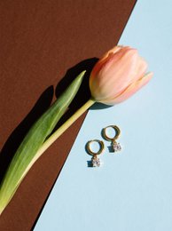 Cathie – Boucles d'Oreilles Huggie avec Pendentif Zircone – Plaqué Or