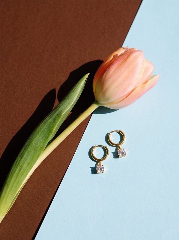 Cathie – Boucles d'Oreilles Huggie avec Pendentif Zircone – Plaqué Or