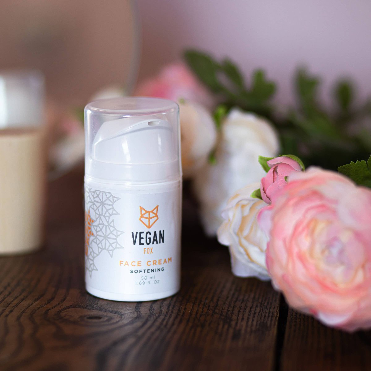 Crema facial suavizante con aceites de almendras y aguacate.