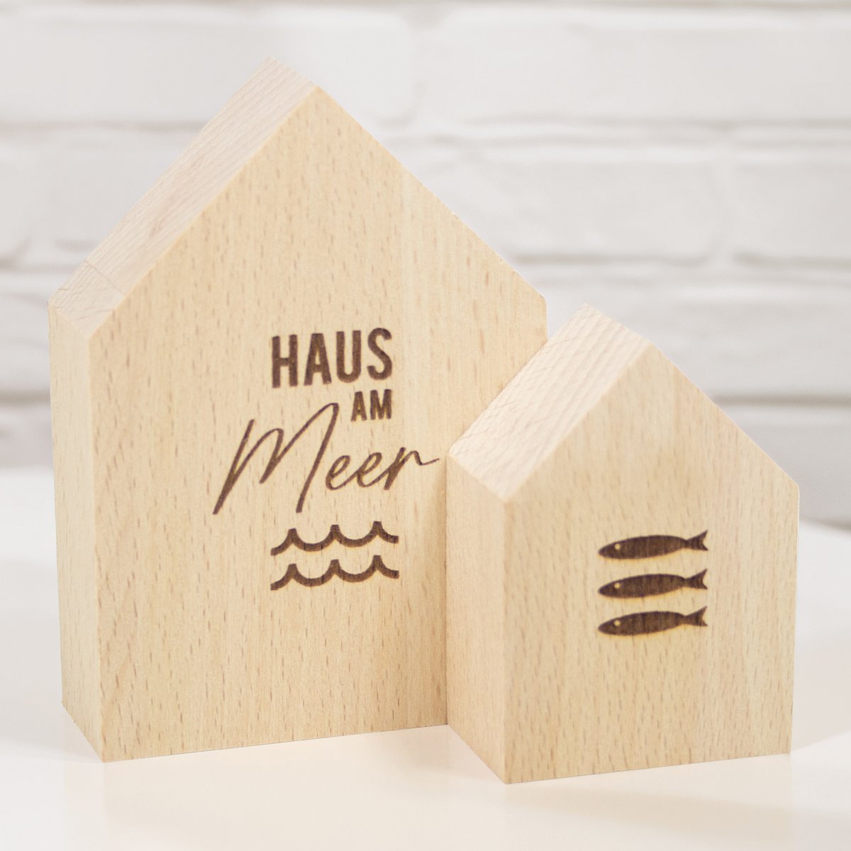 Groot decoratief houten huis aan zee gemaakt van duurzaam beukenhout