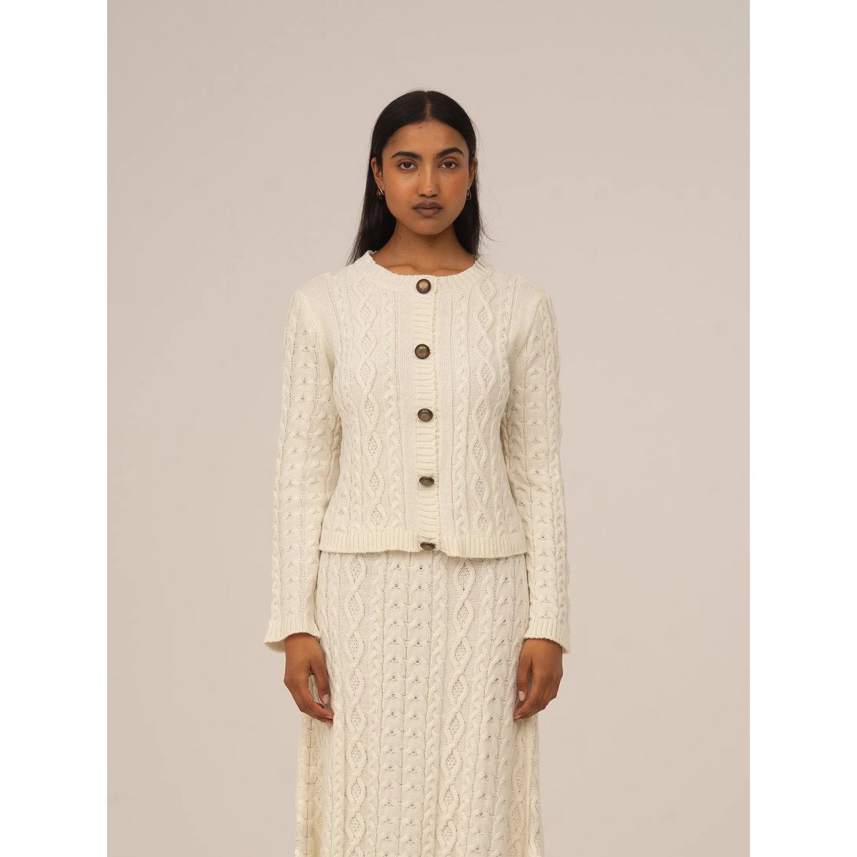 Cardigan bianco lavorato a maglia nuda