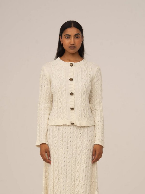 Cardigan bianco lavorato a maglia nuda