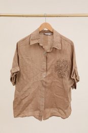 Camicia con un riferimento di fiori di lino. 20341
