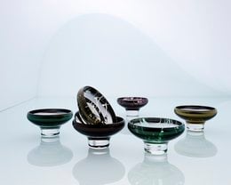 Decorative dessert bowls in mirror and splashed mirror finishes, featuring a round, shallow shape and a raised pedestal base.