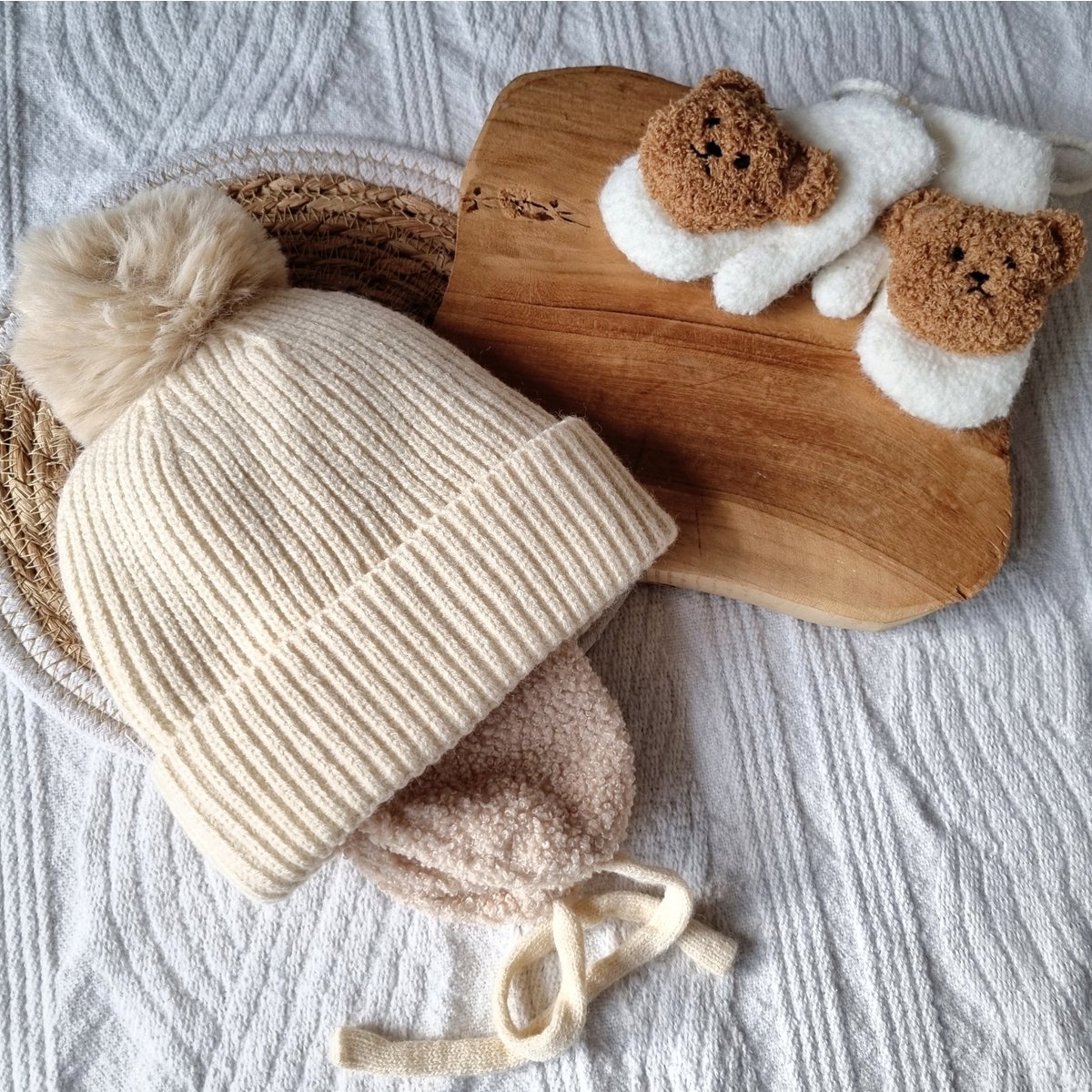 Baby Winter Muts Met Oorwarmers en Pompon - Beige