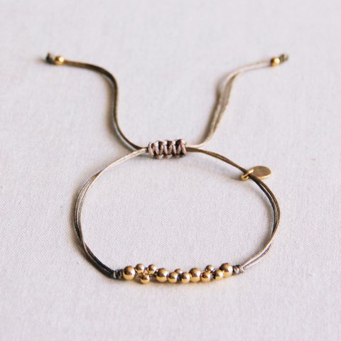 Satijnen armband met goudkleurige kralen - taupe / goud