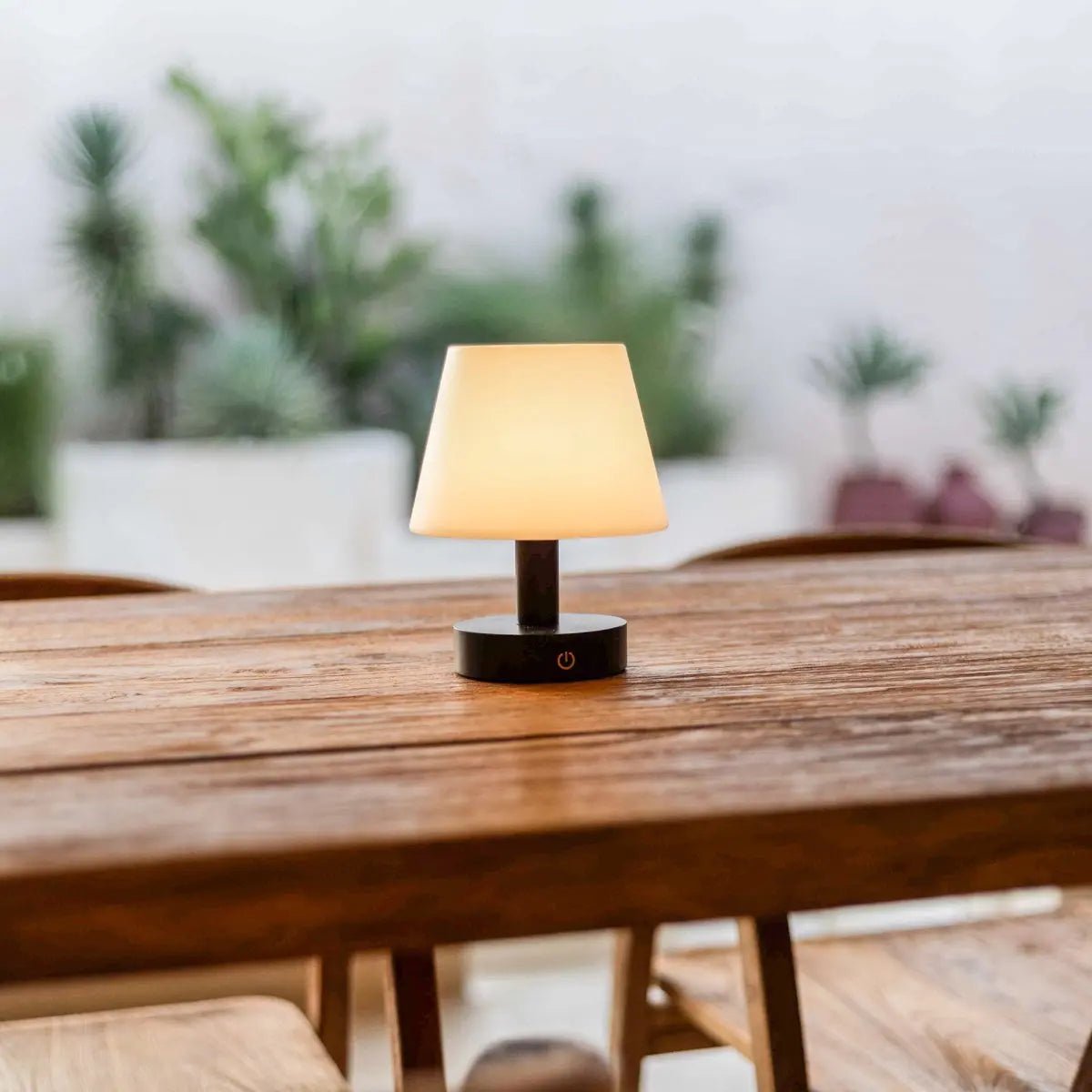 Lampada da tavolo ricaricabile Teddy in legno nero